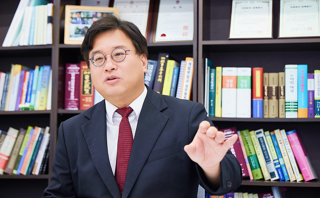 확신에 찬 변호로 어려운 사건을 해결해 온 변호사