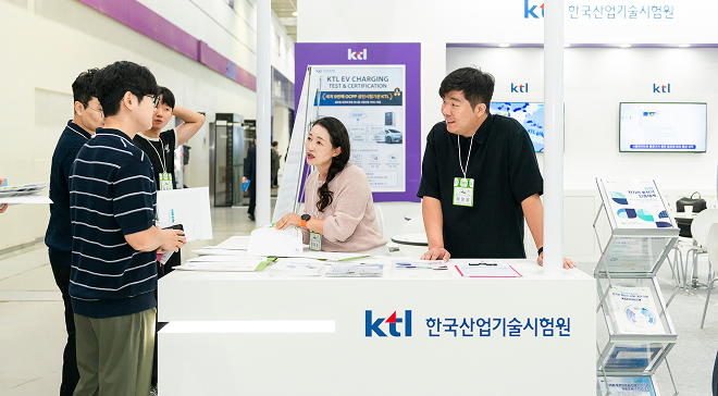 부스를 방문한 고객들을 대상으로 다양한 기술소개 및 상담을 진행하는 모습